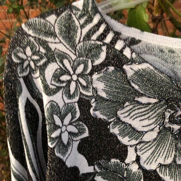 YisiFen • Vtg• Black/White • Silver Metallic Thread • Large • Shimmering Sweater - Picture 8 of 15